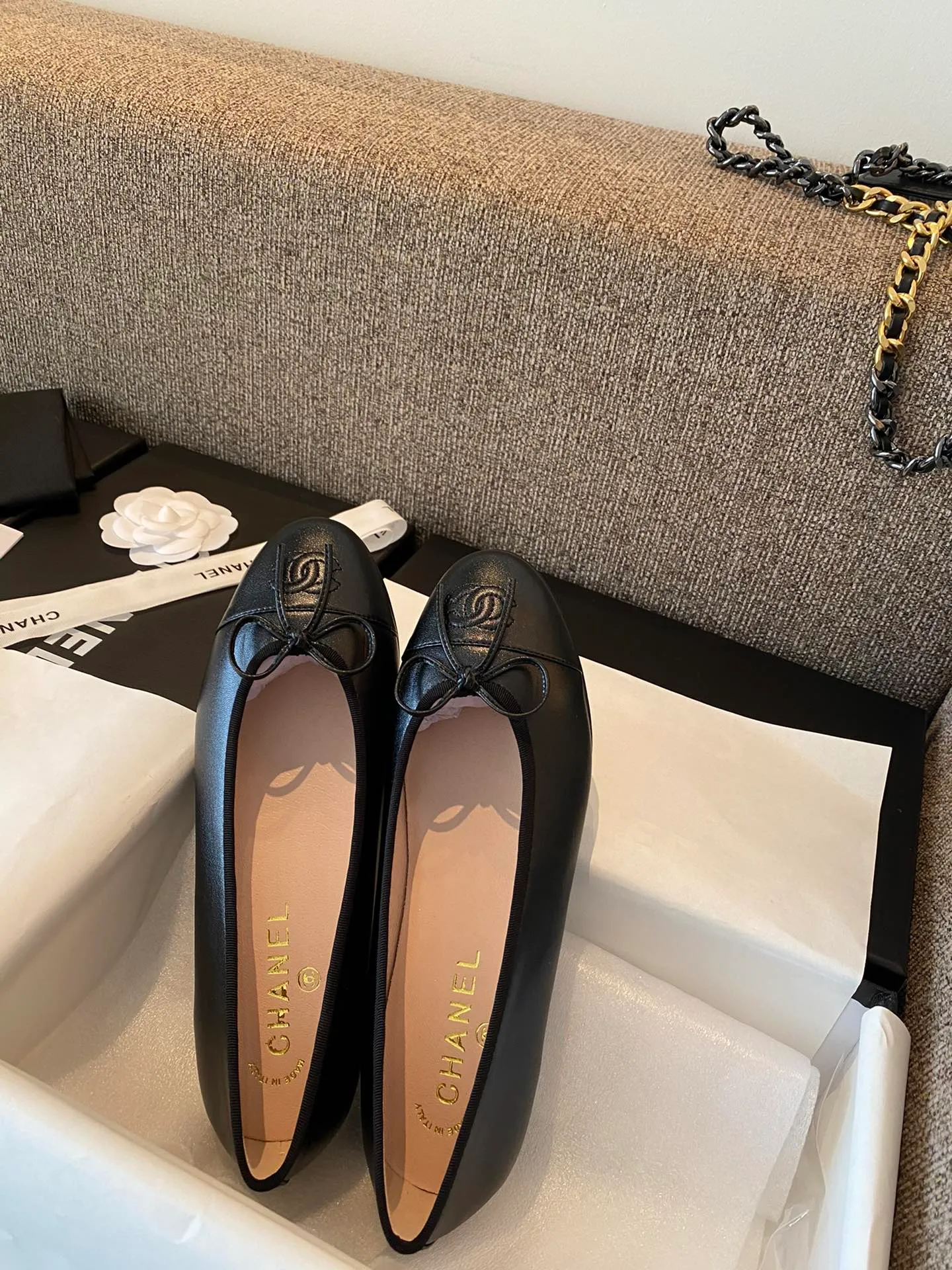 👟👟Ex-factory price 440👟👟 CHANEL ballet shoes... The classic style is versatile in all seasons♥️♥️Many Internet celebrities have demonstrated it personally... Simple color matching... Delicate little round toe... Classic small bow... Deep mouth bag bare foot shape ⚠️⚠️ CHANEL original customization, patent leather/mixed sheepskin/diamond surface/wool fabric and other uppers...Full sheepskin lining...ITALY genuine leather outsole 34-42 standard code (41.42 customized)